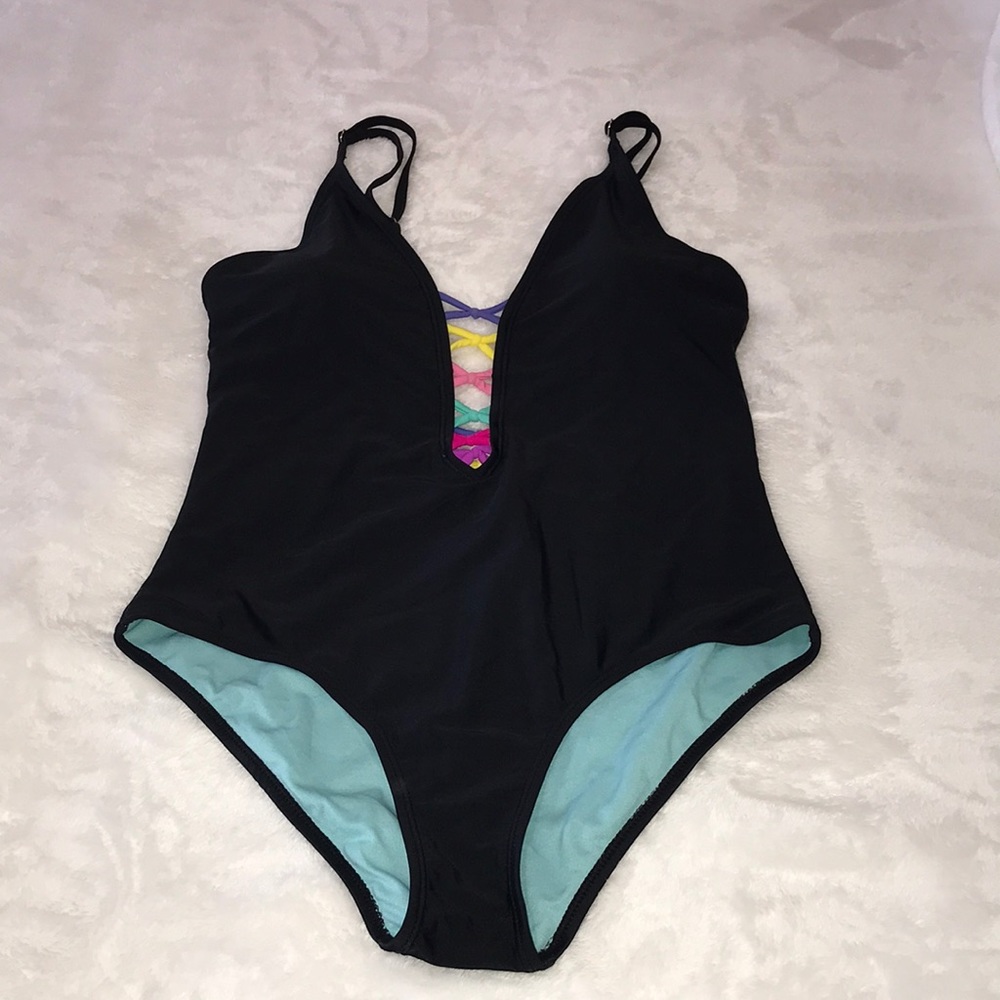🆕 Beautiful black swimsuit.